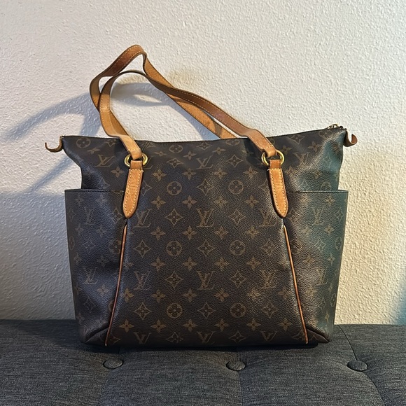 Louis Vuitton Totally MM - Picture 3 of 15